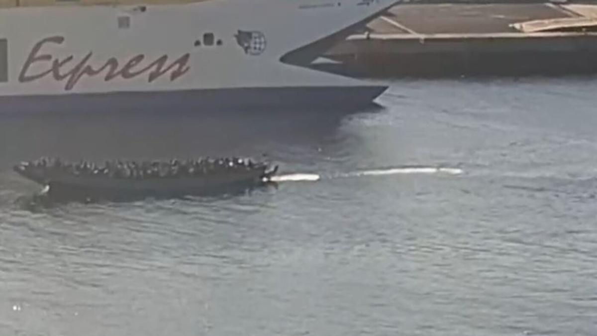 Un cayuco entra en el Puerto de La Estaca, en El Hierro