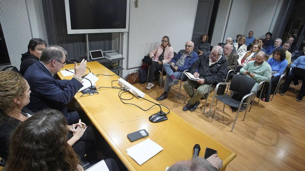 Un moment de la taula rodona, celebrada dimarts a la seu del Col·legi de Periodistes a Girona. | MARC MARTÍ