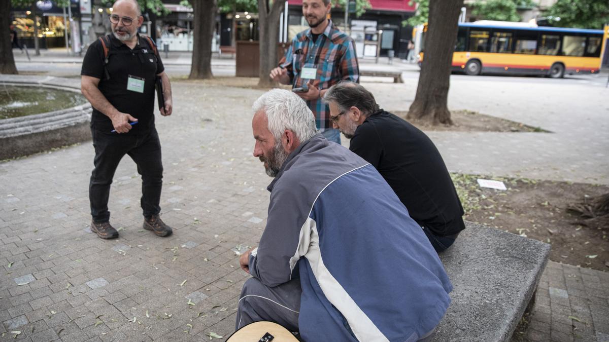 Voluntaris i agents socials, amb persones sense sostre el mes de maig.