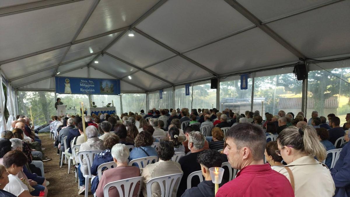 Fieles durante una de las novenas de la Romaría dos Milagros, que está registrando una notable afluencia en Requián.