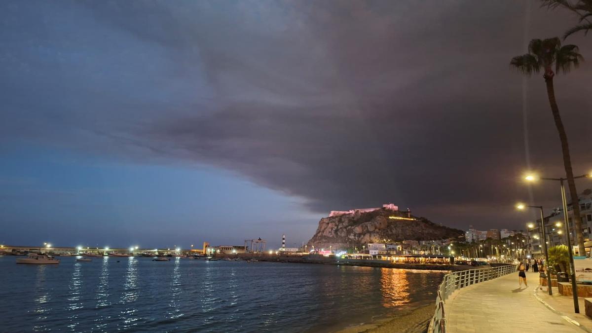 La densa nube de humo negro que dejó el incendio de Los Gallardos (Almería) vista desde la localidad costera de Águilas.