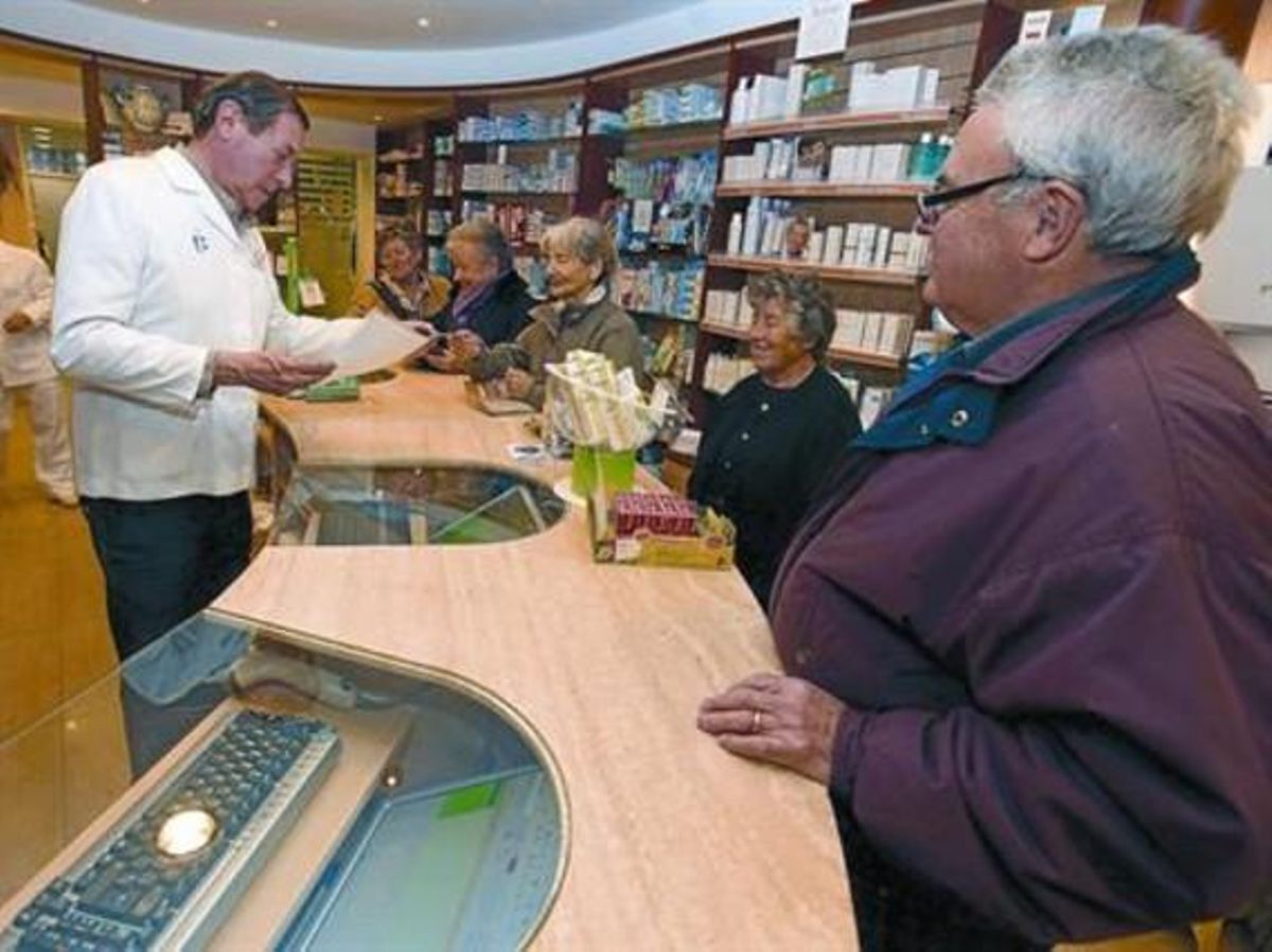 Uns avis retiren, ahir,una recepta a la farmàcia Comaposada de la Garriga. Uns avis retiren, ahir,una recepta a la farmàcia Comaposada de la Garriga.