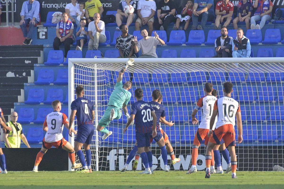 Eldense-Oviedo: El Eldense se diluye pero vuelve a sumar