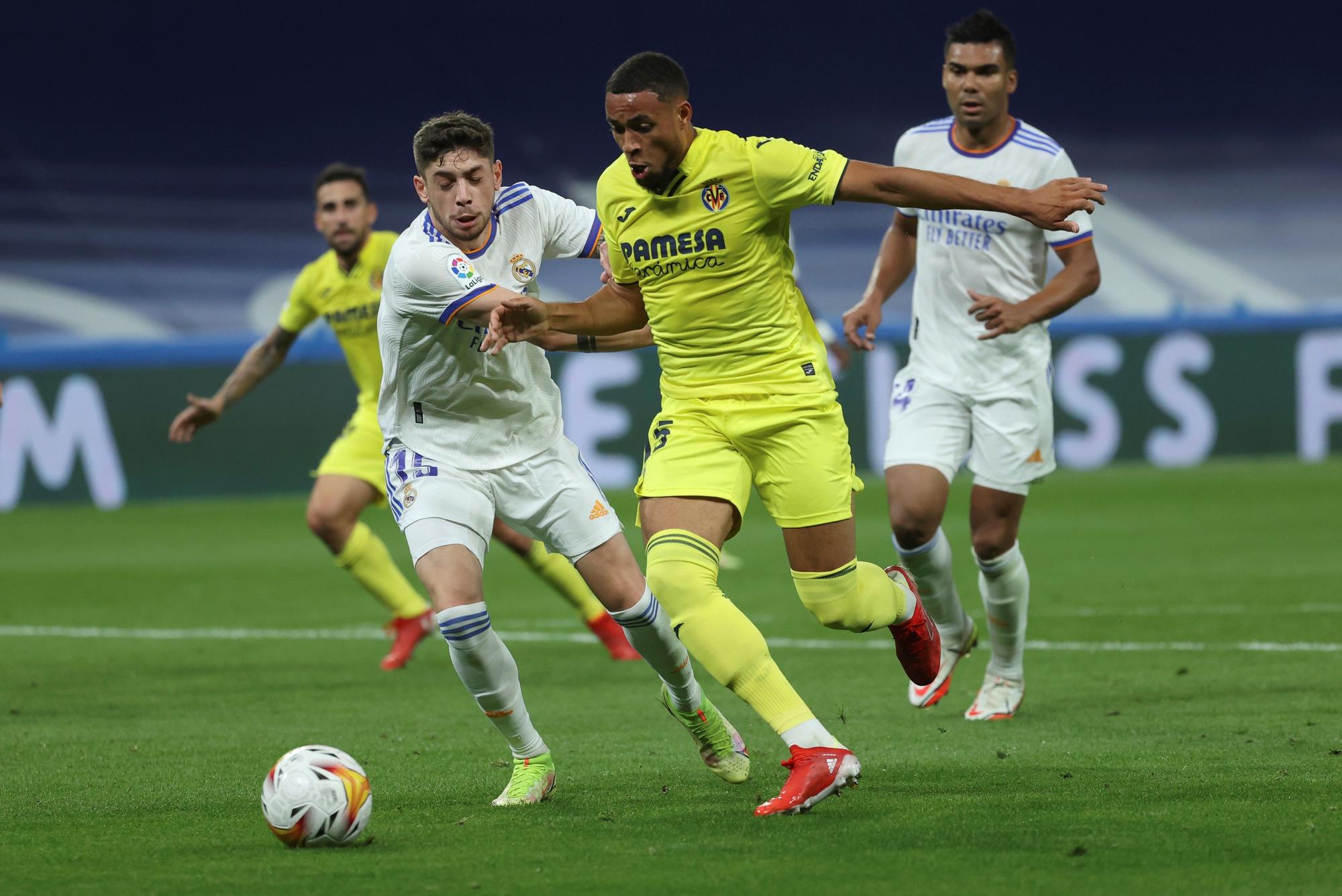 Fede Valverde, del Real Madrid, intenta frenar a Arnaut Danjuma, uno de los jugadores más peligrosos del Villarreal.