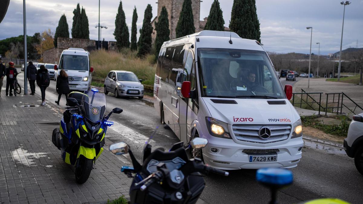 Los dos minubuses que se han desplazado hasta Can Bofí Vell para llevar a los ocupantes a otros recursos asistenciales