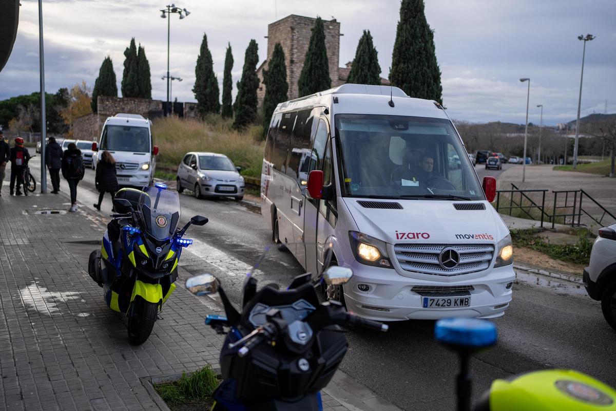 Los dos minubuses que se han desplazado hasta Can Bofí Vell para llevar a los ocupantes a otros recursos asistenciales