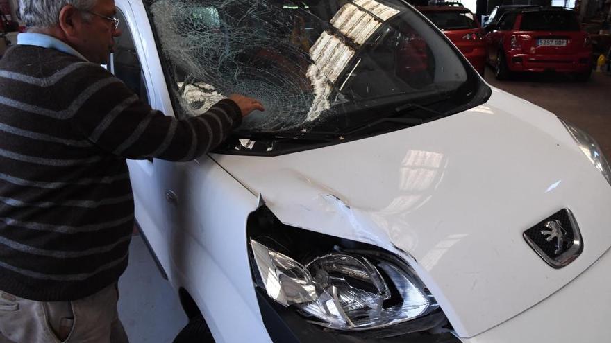 Vehículo con el que el conductor arrolló al policía en Carballo.