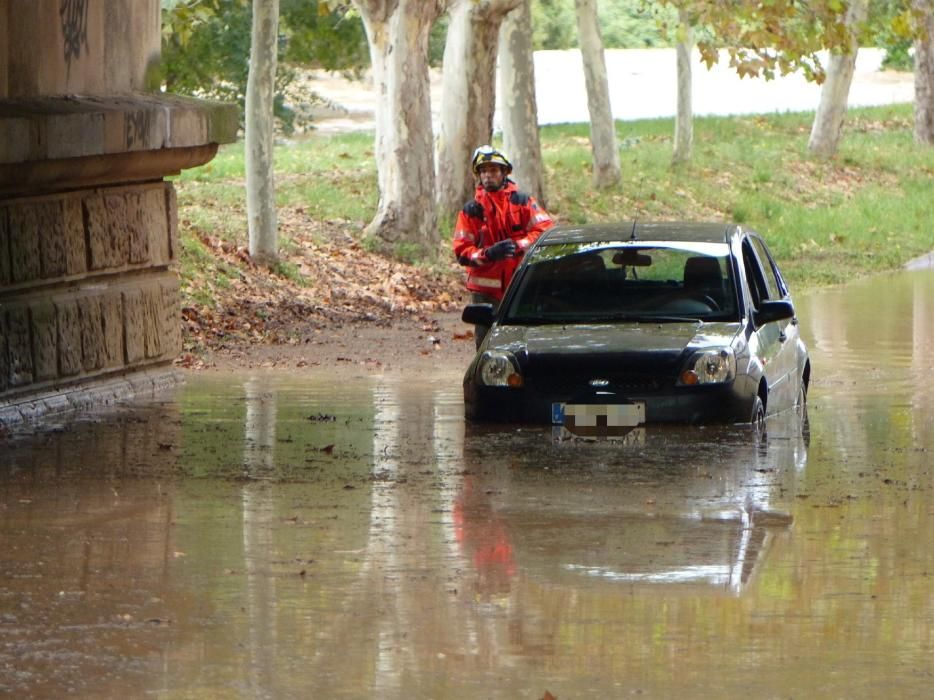 Un cotxe queda atrapat per l'aigua al passeig del Riu