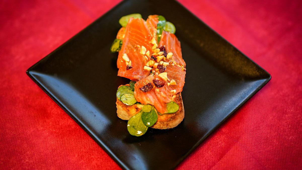 Tosta con queixo, salmón marinado e vinagreta con froitos secos