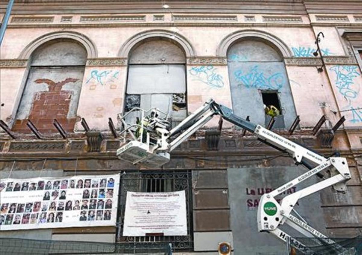 Un grup d’operaris desmunten el balcó de La Lleialtat Santsenca, en estat ruïnós, ahir al matí. Un grup d’operaris desmunten el balcó de La Lleialtat Santsenca, en estat ruïnós, ahir al matí.