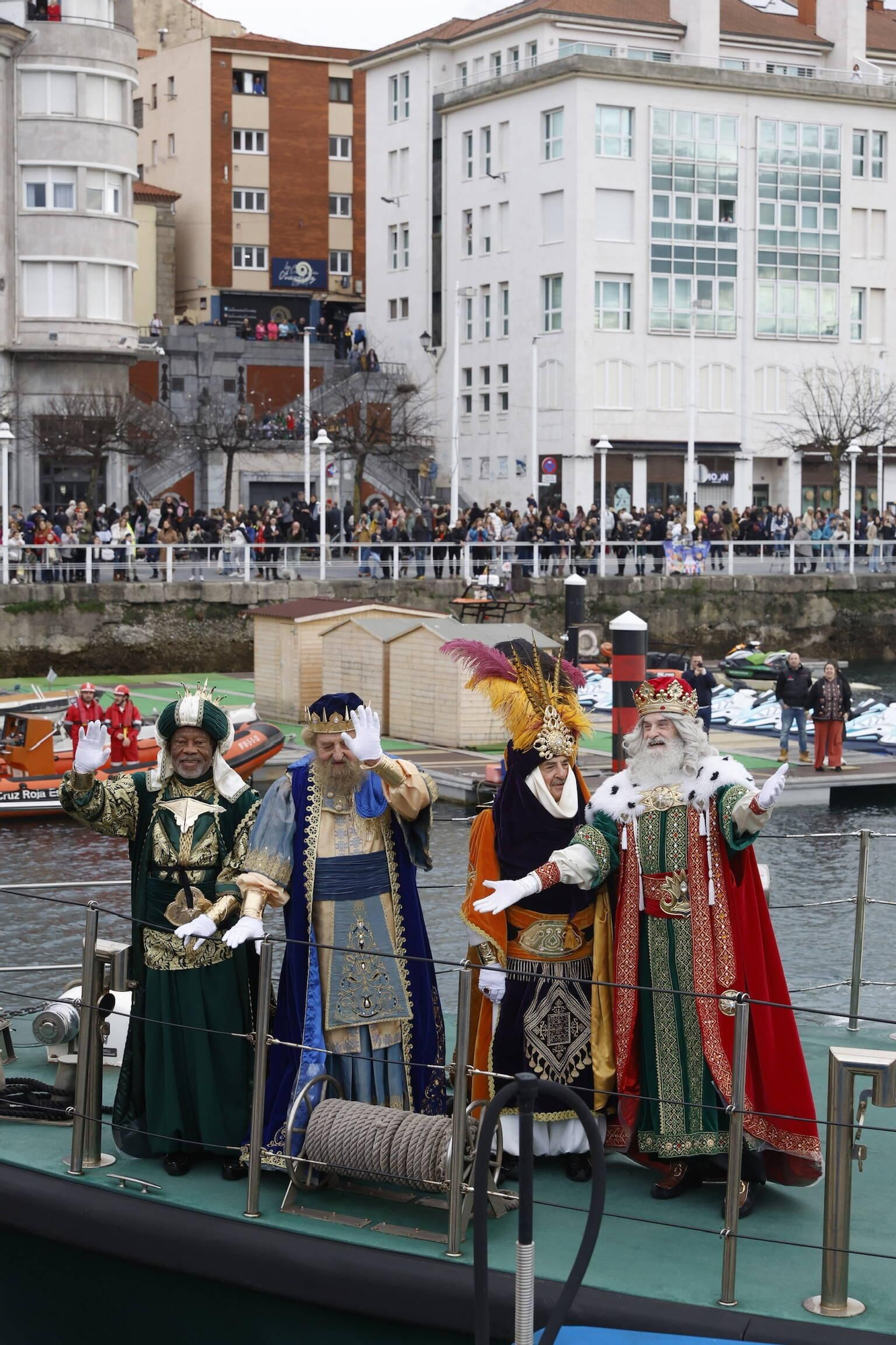 En imágenes: Los Reyes Magos desembarcan en Gijón