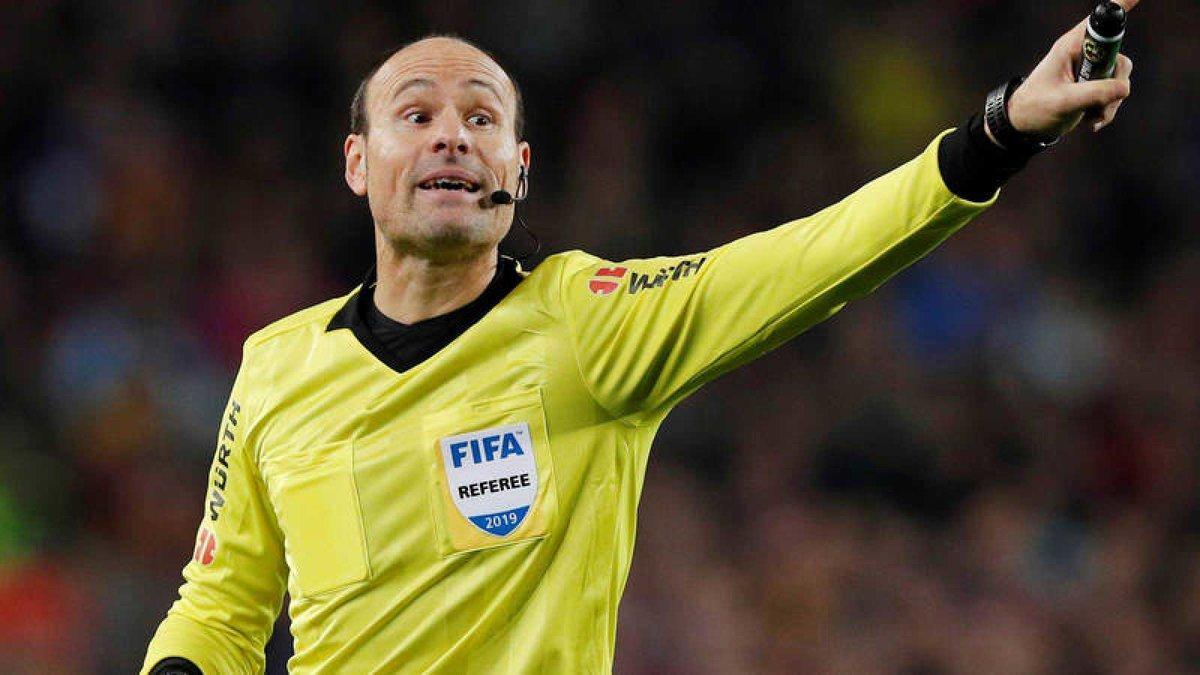 Mateu Lahoz con su escarapela de 2019 FIFA Referee