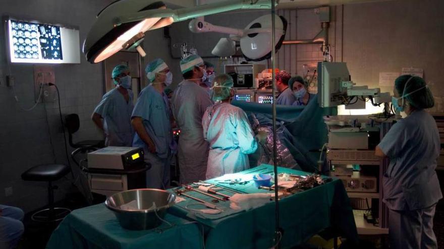 Intervención quirúrgica en un hospital de la región.