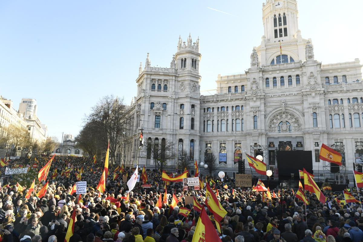 MADRID, 21/01/2023.- Miles de personas llenan esta sábado la plaza de Cibeles de Madrid con banderas de España, convocadas por diversas asociaciones para protestar contra el Gobierno de Pedro Sánchez y en defensa de la Constitución. EFE/Víctor Lerena