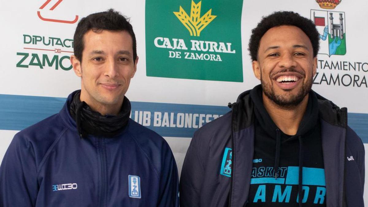 El técnico Saulo Hernández y el pívot Jeff Solarin, del CB Zamora.