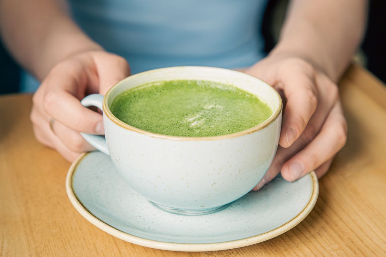 Cómo preparar un té matcha y por qué puede ser mejor que beber café