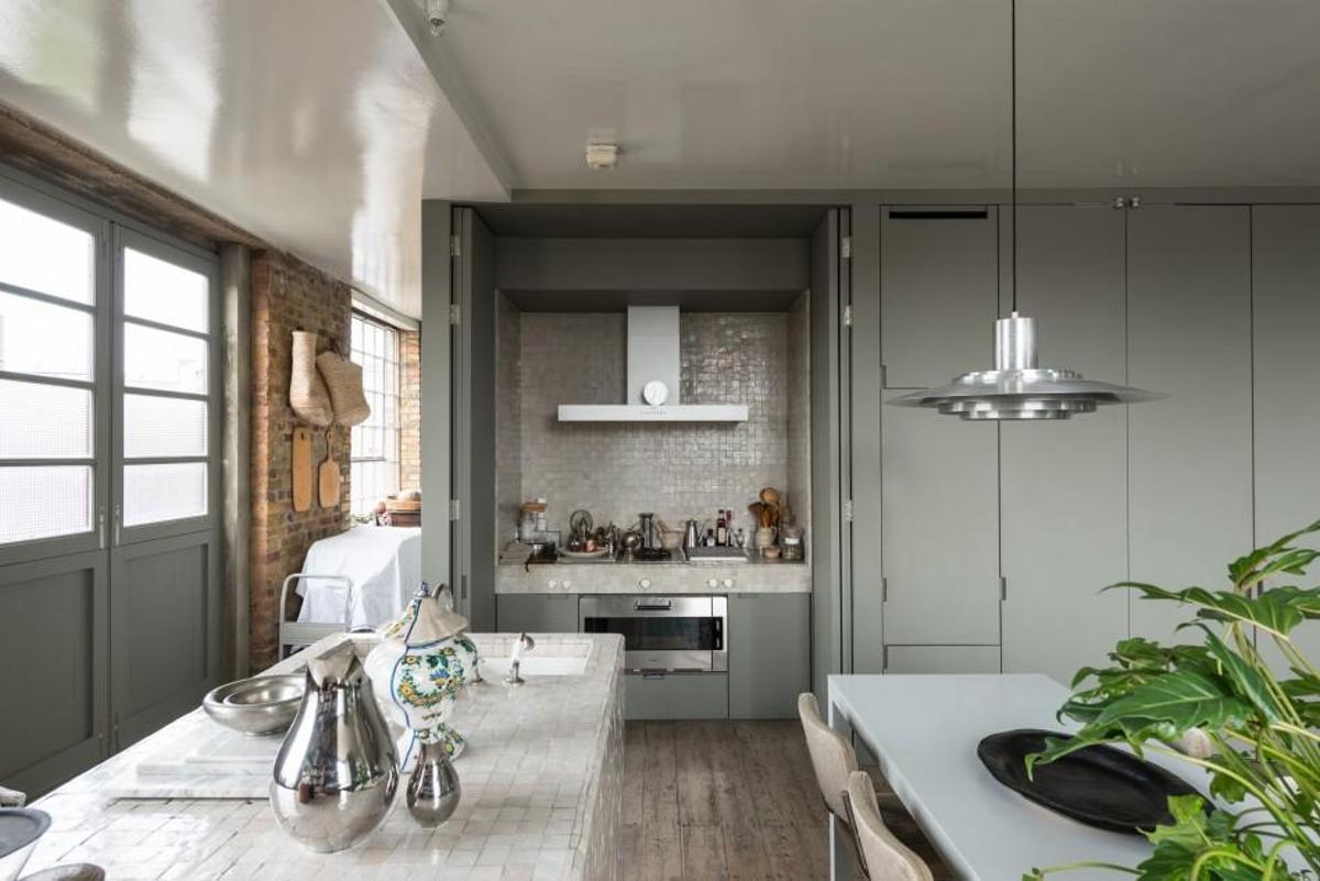 Este almacén reconvertido en vivienda es un gran espacio dividido en tres zonas: cocina, salón y dormitorio.