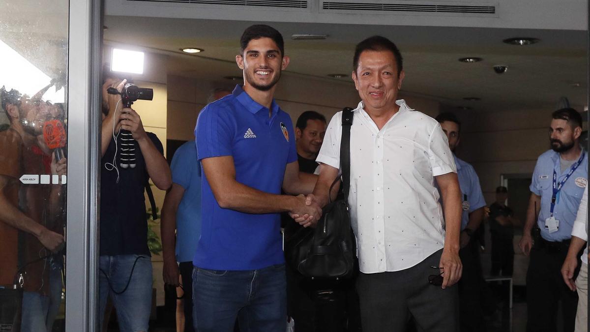 Gonçalo Guedes llega a València junto a Peter Lim