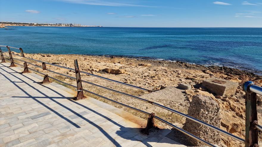 El oxidado vallado del paseo de Cala Capitán a Cala Bosque en Orihuela Costa