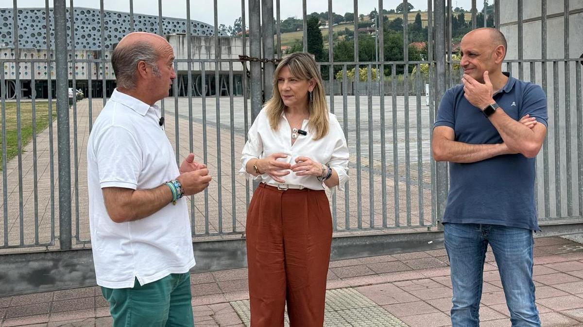 Por la izquierda; Luis Venta Cueli, Esther Llamazares y Emilio Menéndez.