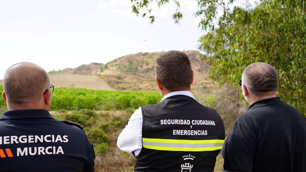 El coordinador de Protección Civil y el edil de Emergencias durante el vuelo de un dron que forma parte del plan INFOMUR.