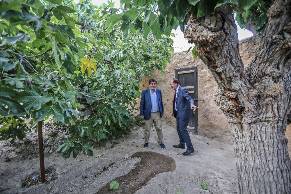 Los directivos de la reunión anual del Instituto Cervantes que acoge el Colegio Santo Domingo visitaron la casa museo Miguel Hernández, el museo de arte sacro y la Catedral