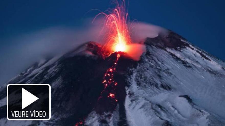 Mira com entra en erupció el volcà Etna