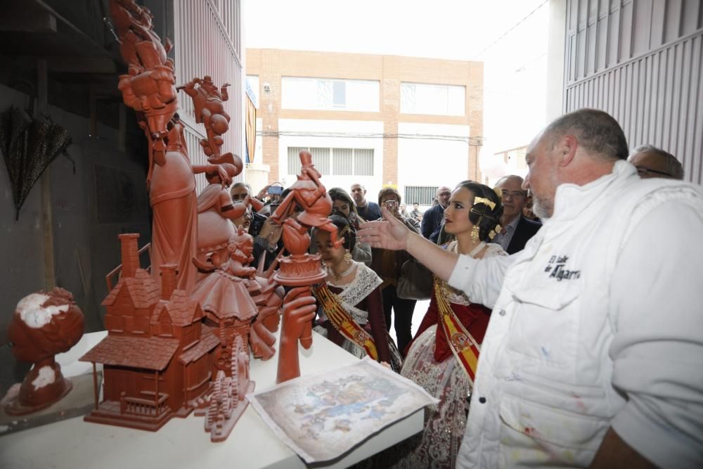 Las falleras mayores visitan los talleres de Ciudad Fallera