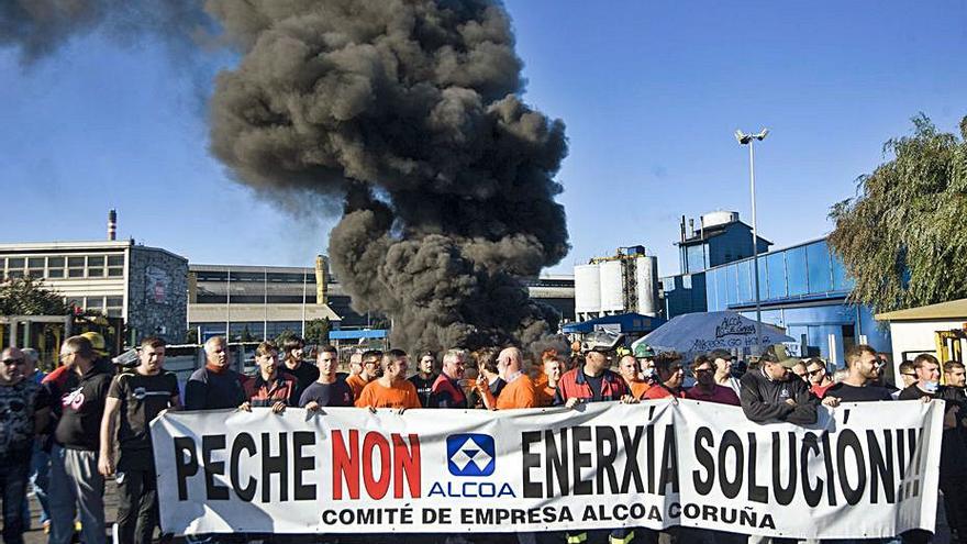 Concentración ante la antigua Alcoa A Coruña.   | // CASTELEIRO/ROLLER AGENCIA 