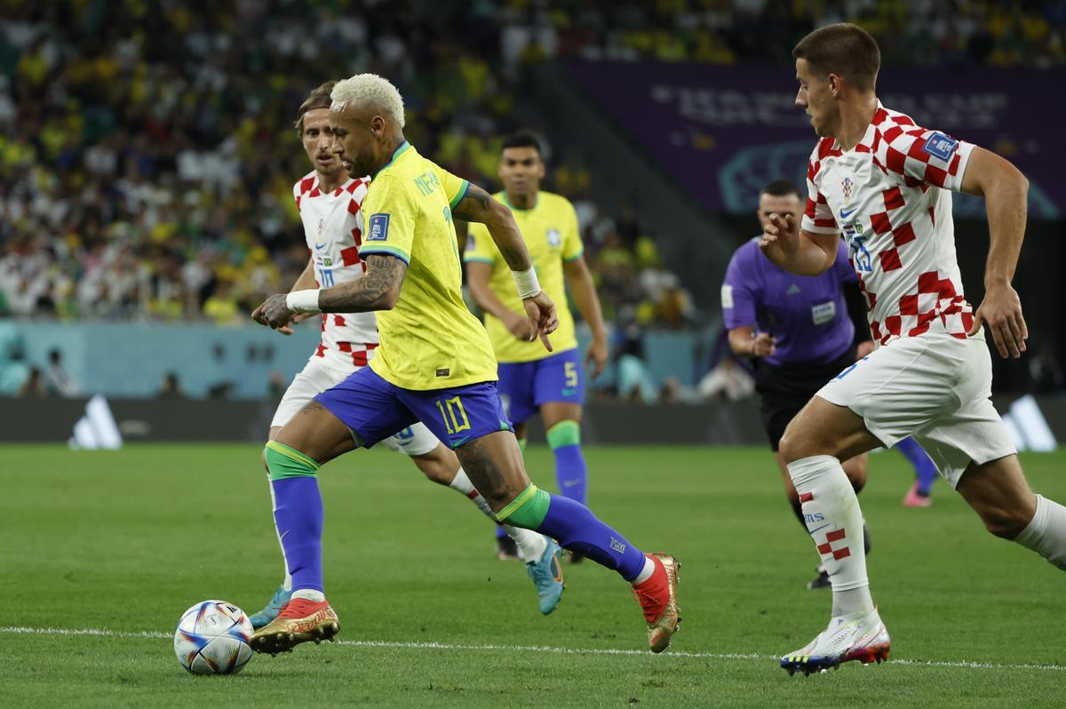 . RAYAN (CATAR), 09/12/2022.- Neymar (c) de Brasil controla el balón hoy, en un partido de los cuartos de final del Mundial de Fútbol Qatar 2022 en el estadio Ciudad de la Educación en Rayán (Catar). EFE/Juanjo Martin