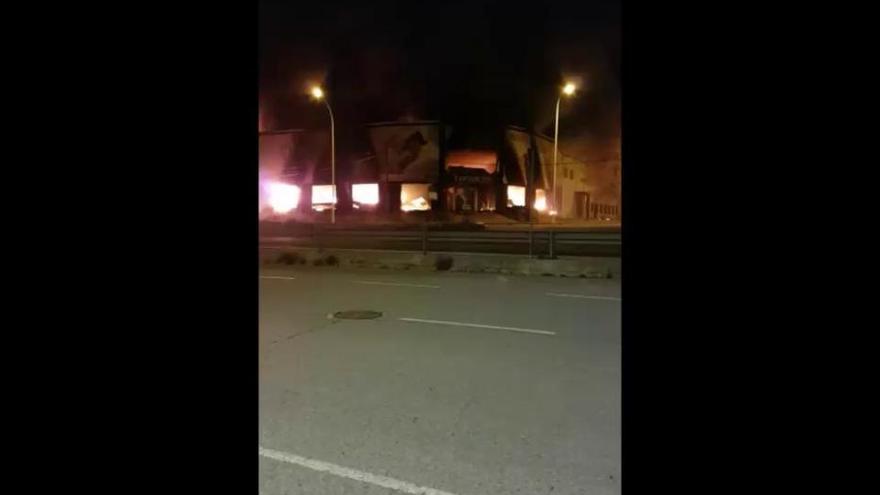 Un incendio destruye por completo la fábrica de colchones Rama, en Yecla