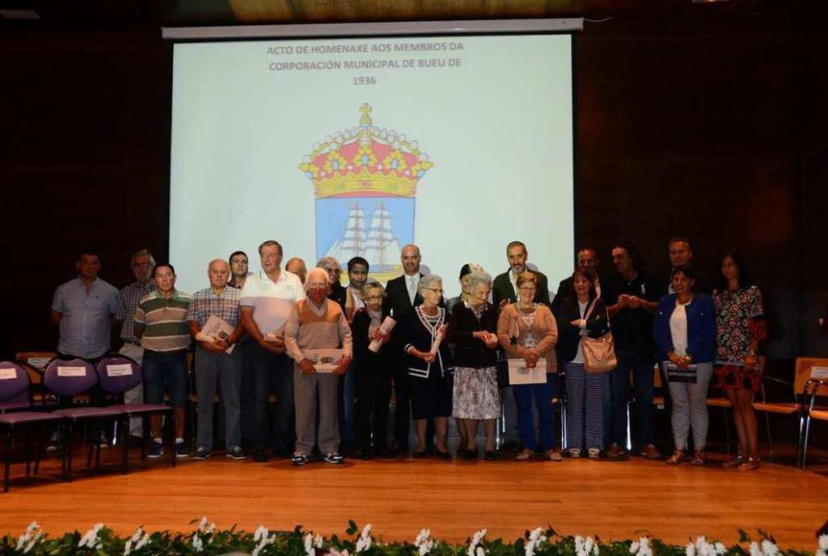 Bueu salda una deuda histórica y distingue a la represaliada corporación de 1936