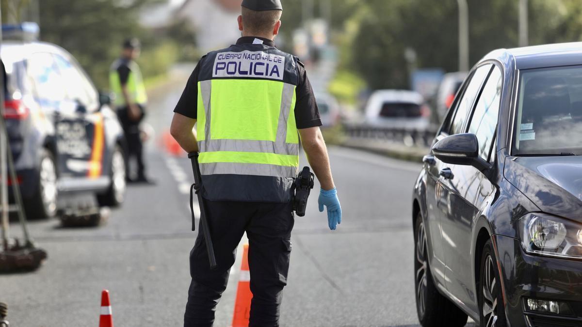 Multado con 200 euros por no respetar la nueva señal de tráfico en carretera: la Guardia Civil cuenta cuántas personas viajan