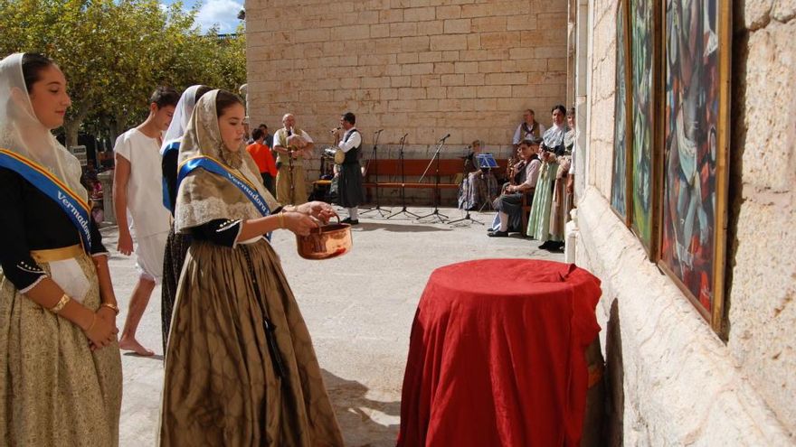 Maria Bestard ofreciendo el mosto a la madre de Déu.