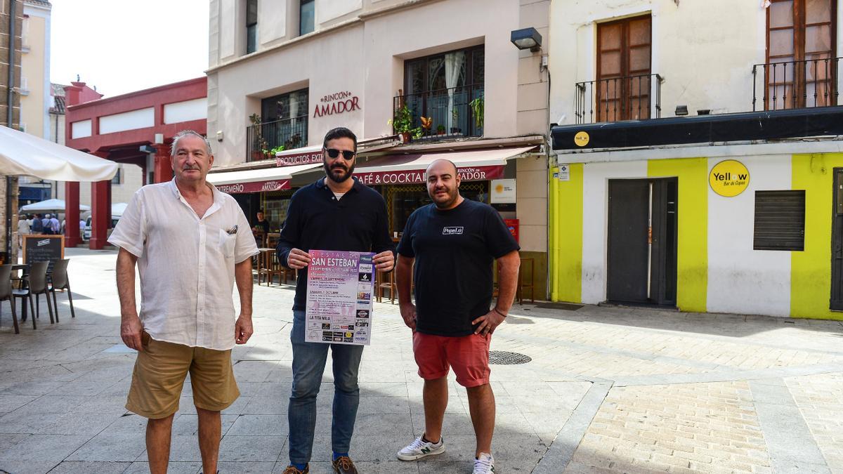 Hosteleros de Plasencia y el concejal David Dóniga, en la zona donde será la ruta de la tapa. TONI GUDIEL GIRONA. presentacion fiestas san esteban