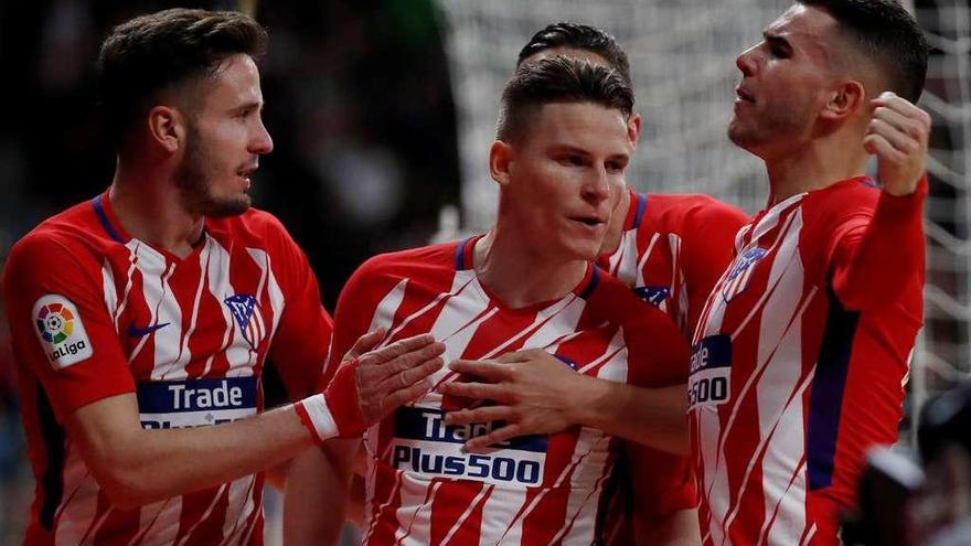 Los jugadores del Atlético felicitan a Gameiro, en el centro, tras el gol del triunfo. // Reuters