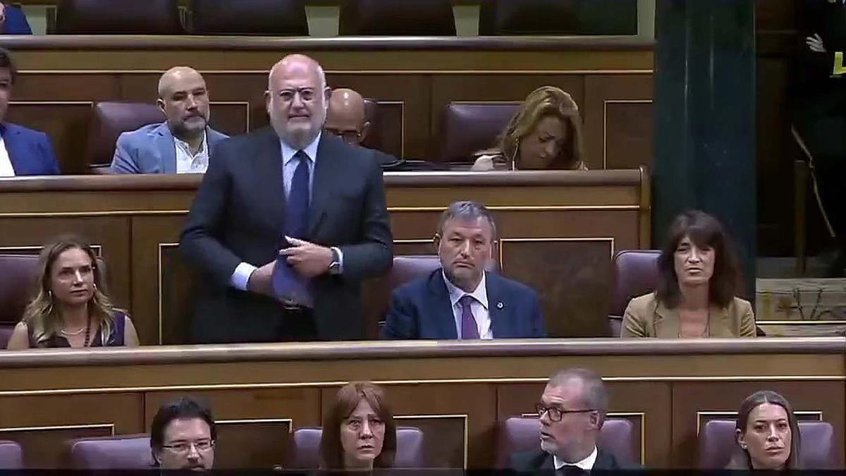 Eduard Pujol, de Junts, se equivoca y vota sí a Feijóo /