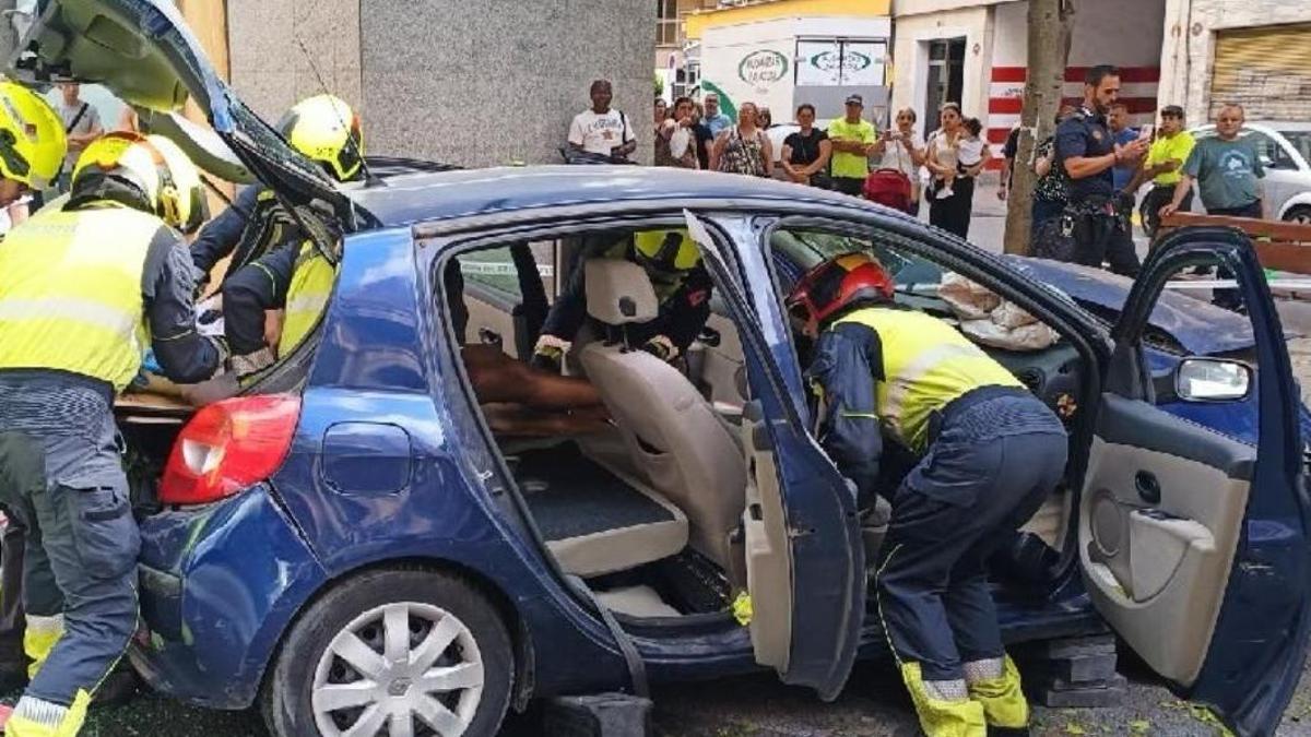 Los bomberos de Elche rescataron por la puerta trasera a los ocupantes