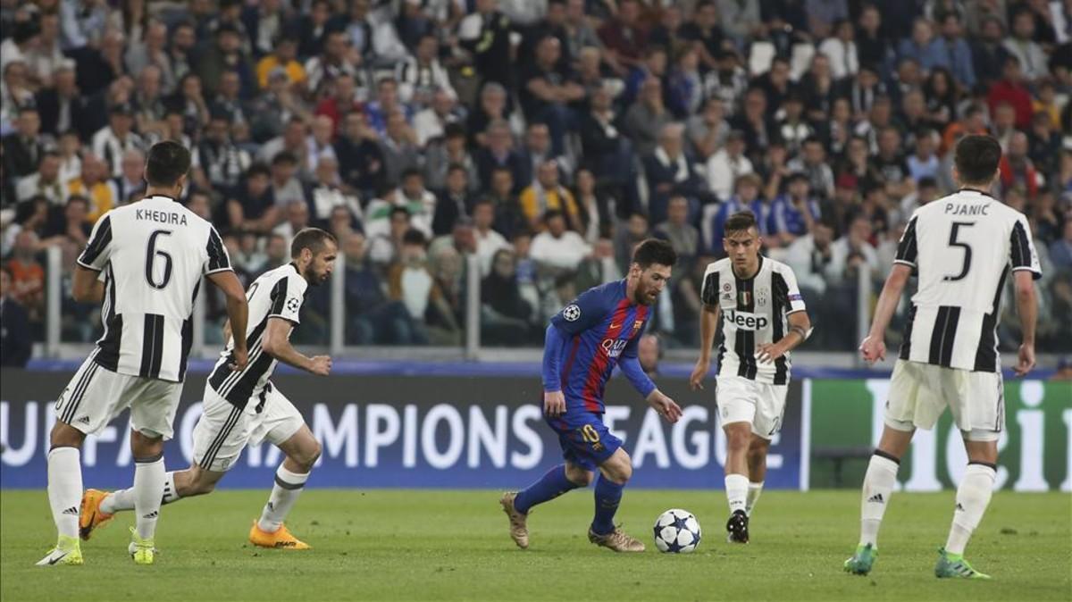 A Leo Messi no lo dejaron ni respirar en Turín