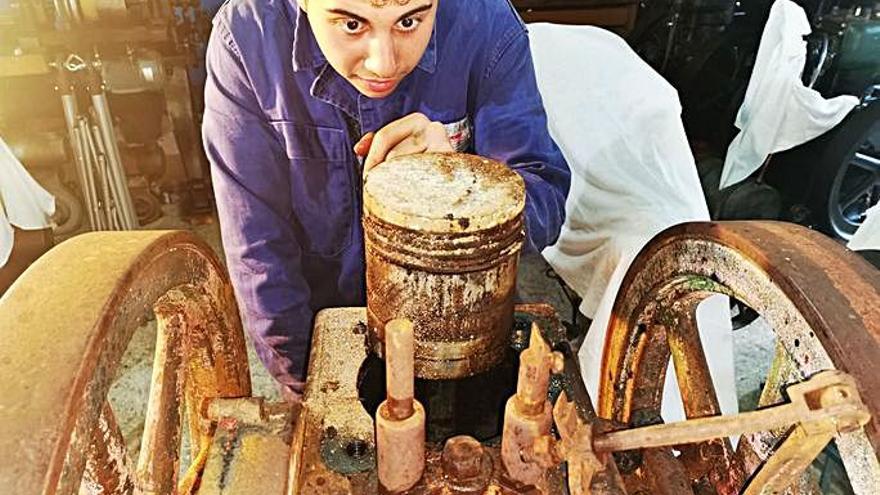 El motor, recién llegado al taller.