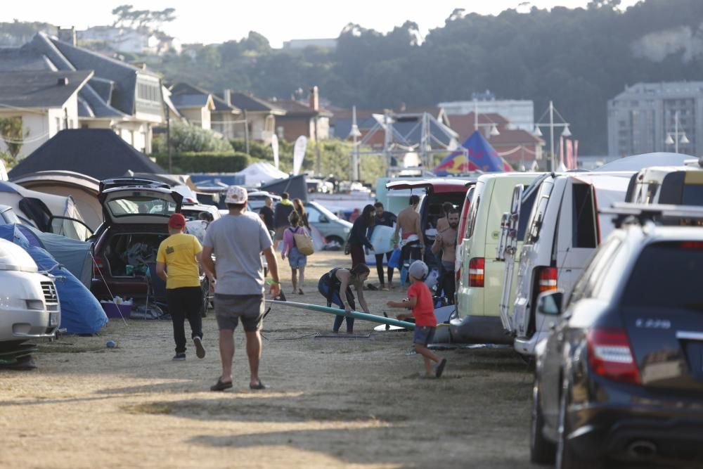 Salinas surfea en 'longboard'