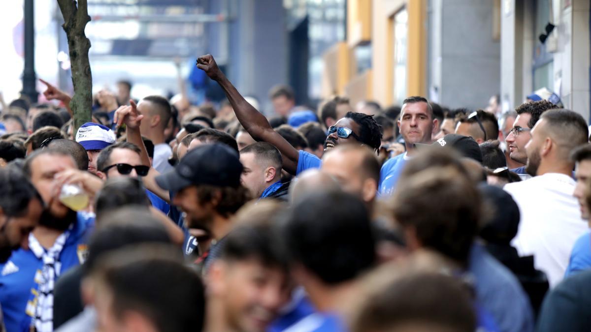 Ambiente de las aficiones en los prolegómenos del derbi