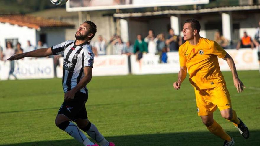 Beda intenta controlar el balón en el partido de la pasada jornada del Lealtad ante el Burgos.