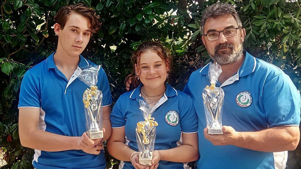 Los tiradores del CD Los Valles de Benavente posan con sus premios en el campeonato gallego.