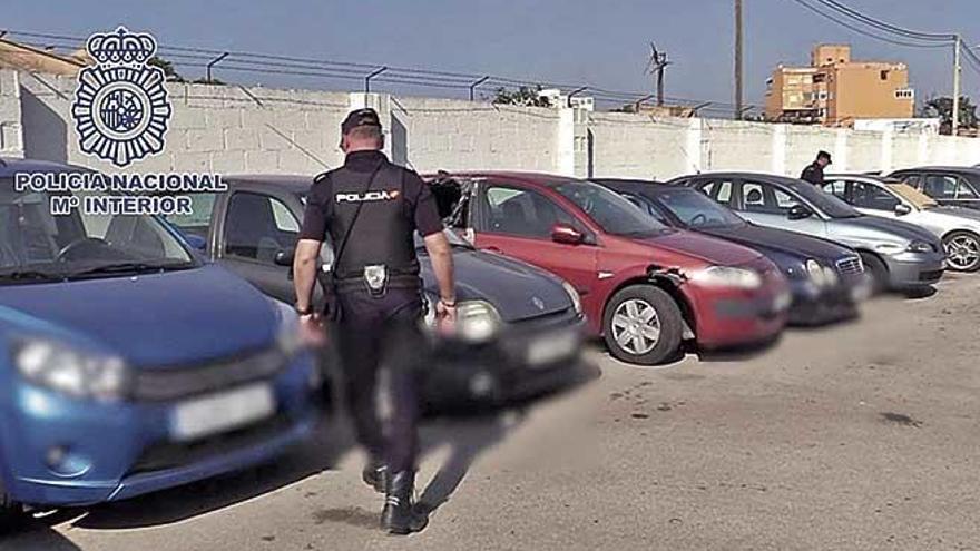 PolicÃ­as, durante la inspecciÃ³n en el depÃ³sito de coches del detenido en es Coll den Rebassa.