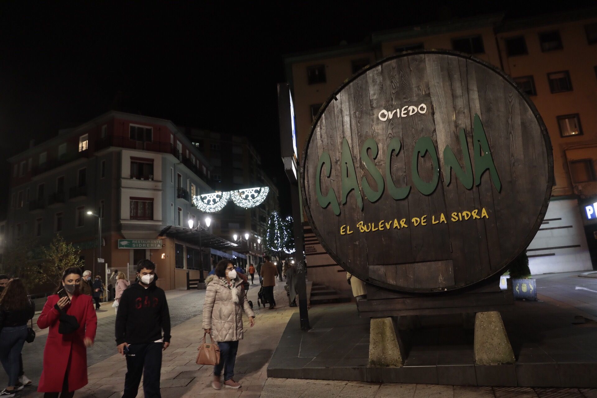 Aglomeraciones en Oviedo para ver la iluminación de las calles y hacer compras navideñas