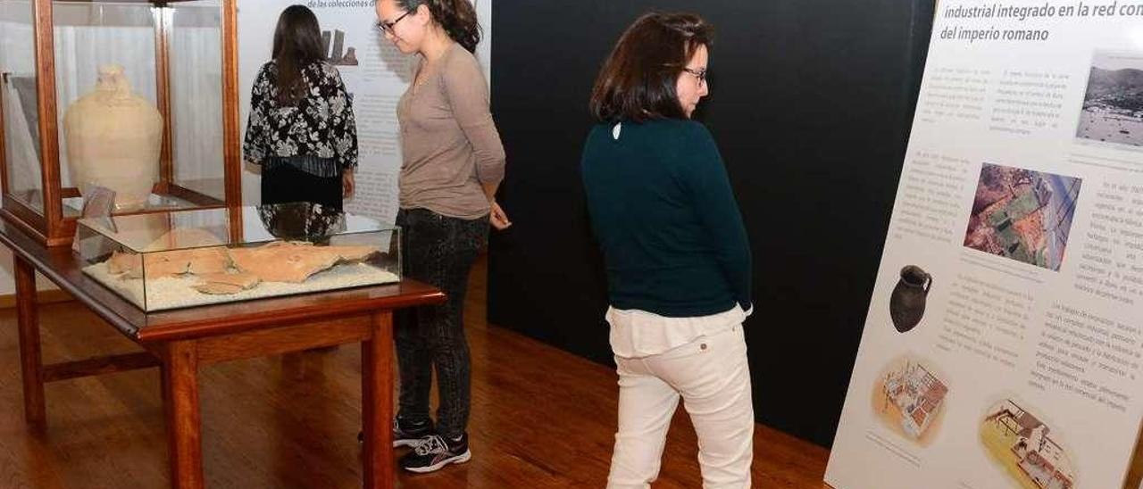 Visitantes en el Museo Massó en una exposición y réplica de la ánfora romana San Martiño de Bueu. /GN