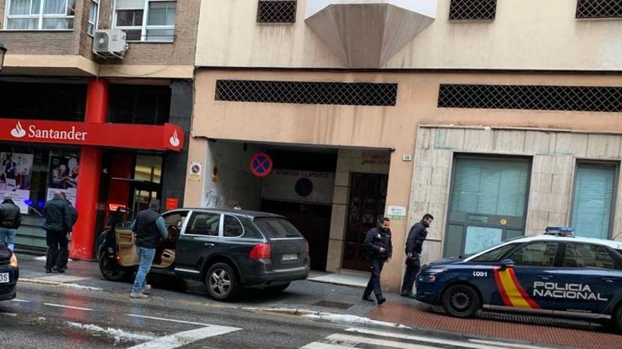 Momento de la intervención policial de ayer.