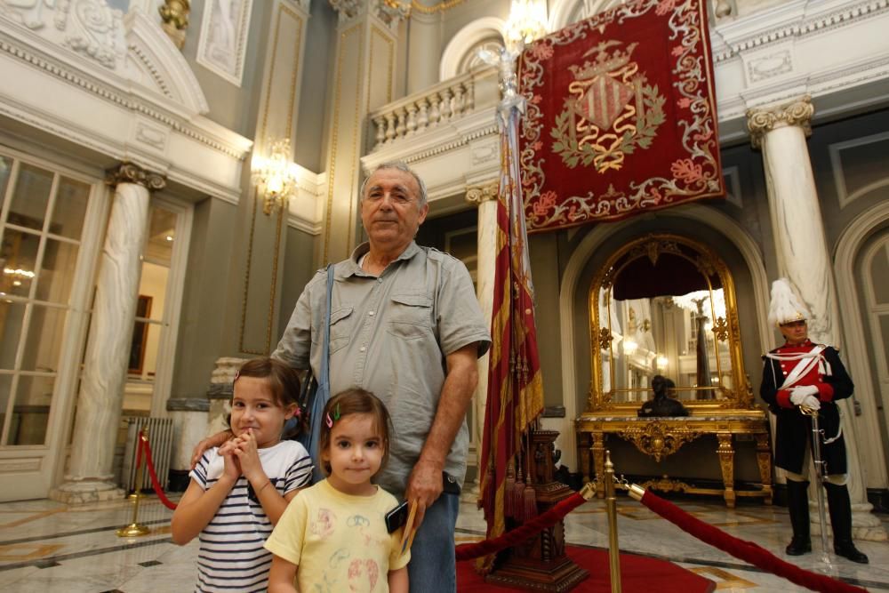 Visita a la Real Senyera en el Ayuntamiento