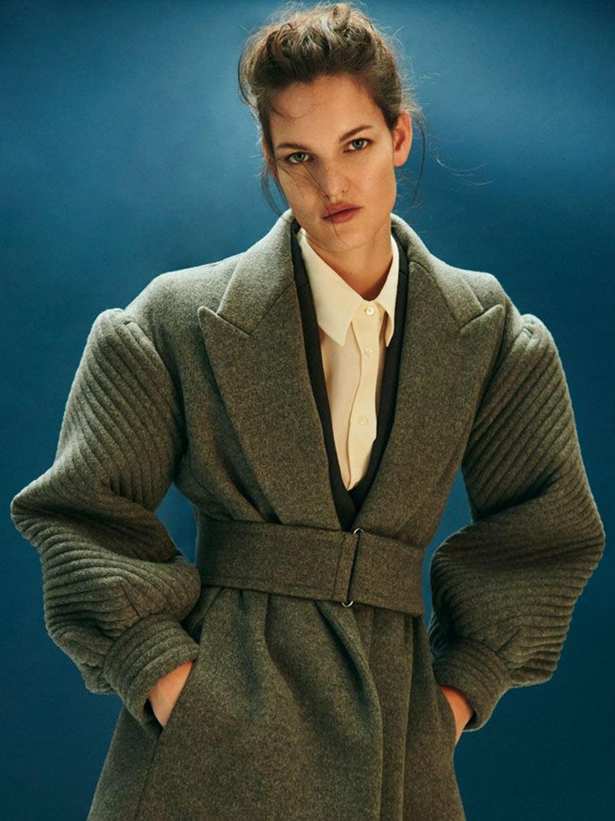 La modelo Lucinda Schaefers posa con abrigo de Fendi
